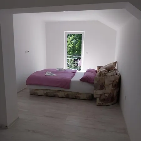 2 Gostinjska kuća *